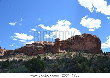 utahs arches national park has stunning landscapes filled with rock formations, arches and dunes