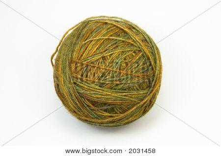Boll av garn i bruna och gröna toner