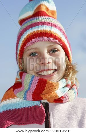 fille qui porte le chapeau coloré et foulard, extérieur