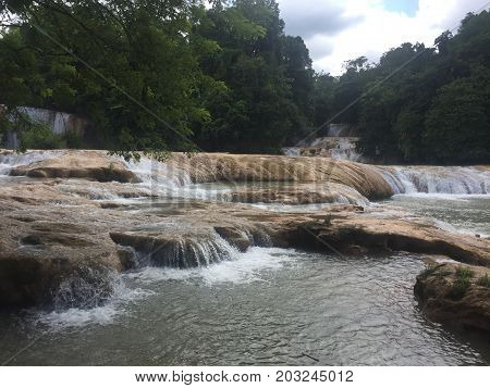 se ven las cascadas de agua azul en mexico