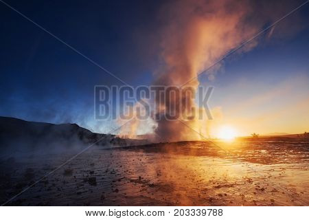 geysers in Iceland. Fantastic kolory.Turysty watch the beauty of the world.