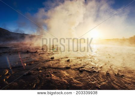 geysers in Iceland. Fantastic kolory.Turysty watch the beauty of the world.