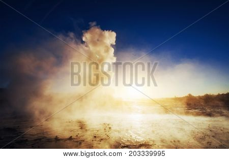 geysers in Iceland. Fantastic kolory.Turysty watch the beauty of the world.