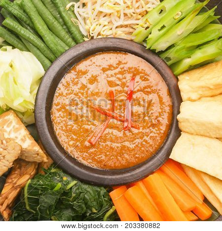 Top view of vegetable mix arranged around tomato sauce