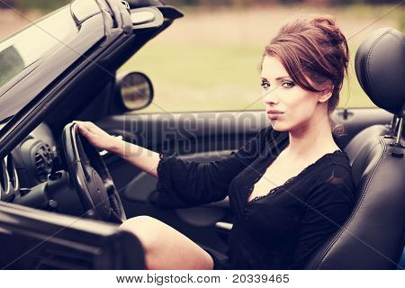 Mujer sexy en el coche