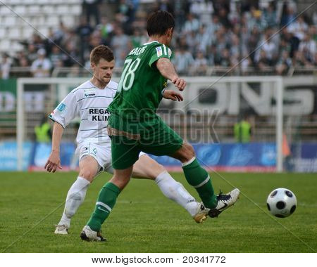 KAPOSVAR, Hongarije - 27 APRIL: Zoltán Balog (78) in actie op een Hongaarse National Championship socce