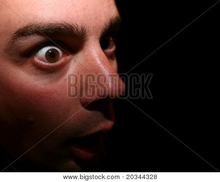 Vyděšený muž izolovaných na černém pozadí, s copyspace