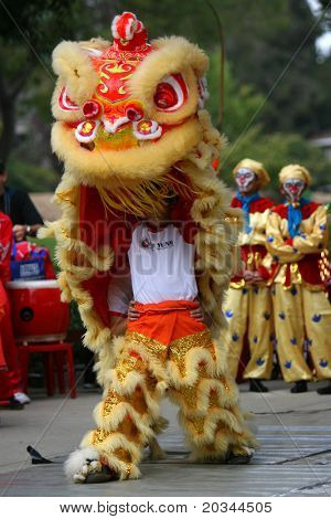 สิงโตเต้นรำในขบวนแห่ตรุษจีน