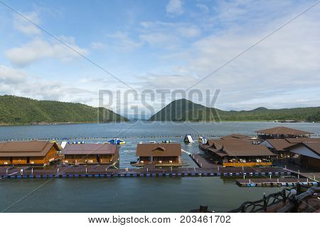 September 05, 2017 : Beautiful Rafthouses Floating On The River At Srinakarin Dam, Kanchanaburi, Tha