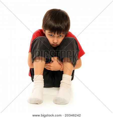 Ragazzo giovane depresso su sfondo bianco