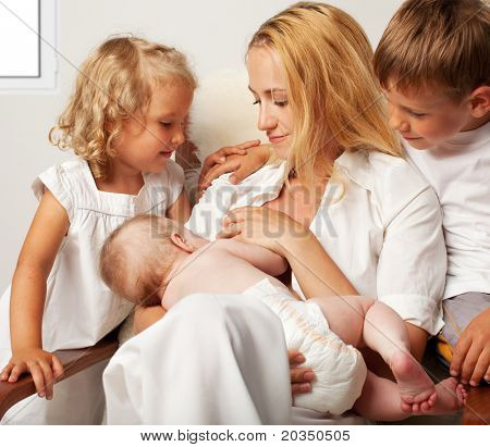 Mère d'allaiter son bébé