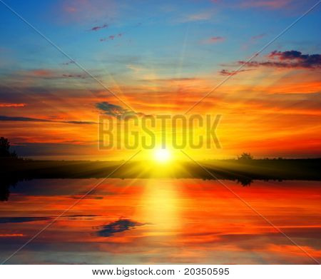水に沈む夕日