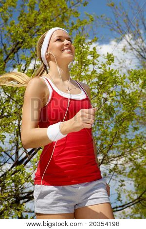 Ritratto di una giovane donna jogging con un walkman