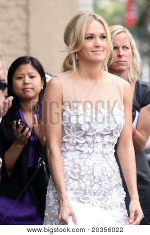 LOS ANGELES - 23 de mayo: Carrie Underwood en el paseo de Hollywood de Simon Fuller de la ceremonia de estrellas de la fama en 