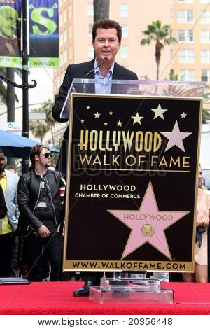 LOS ANGELES - 23. května: Simon Fuller na Simon Fuller Hollywoodském chodníku slávy hvězda obřadu v W Ho