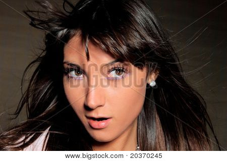 Glamour portret van sexy vrouw op bambo achtergrond