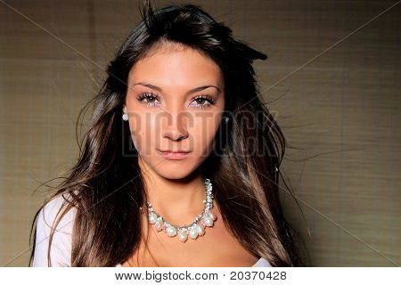 Glamour portret van sexy vrouw op bambo achtergrond