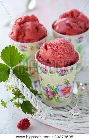 Helado de fresa o sorbete