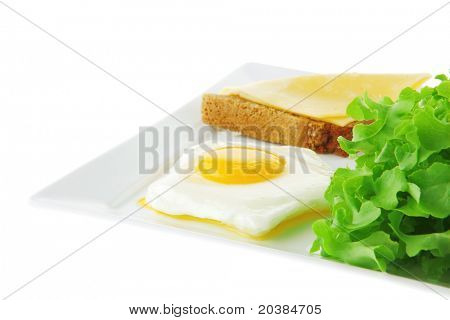 Eier, Käse, Salat und Brot auf weißen Teller