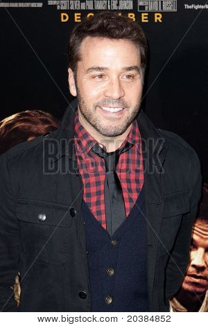 HOLLYWOOD, CA. - DEC 7: Herec Jeremy Piven dorazí v Los Angeles premiéru The Fighter v Gra