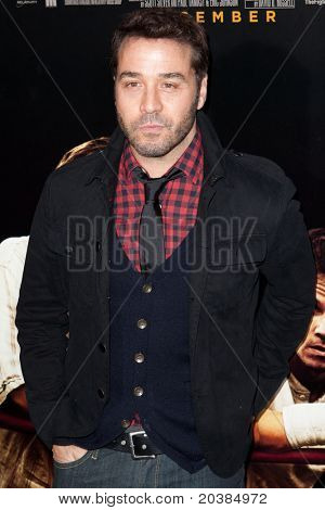 HOLLYWOOD, CA. - DEC 7: Herec Jeremy Piven dorazí v Los Angeles premiéru The Fighter v Gra