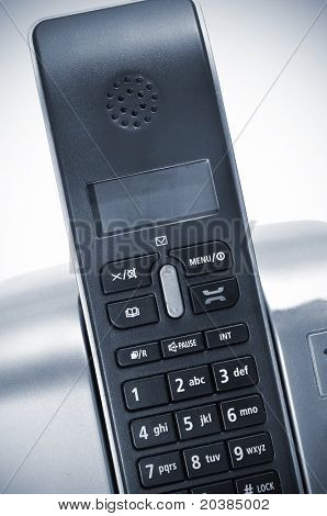 primer plano de un teléfono portátil en la base