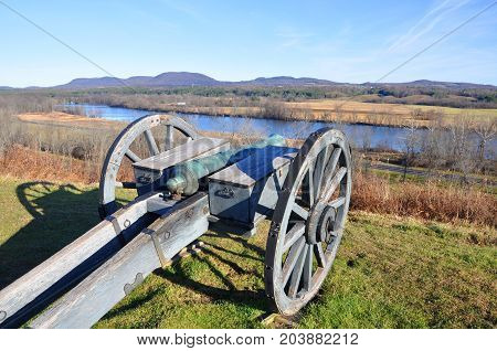 Cannon pointing to Hudson River in Saratoga National Historical Park, Saratoga County, Upstate New York, USA. This is the site of the Battles of Saratoga in the American Revolutionary War.