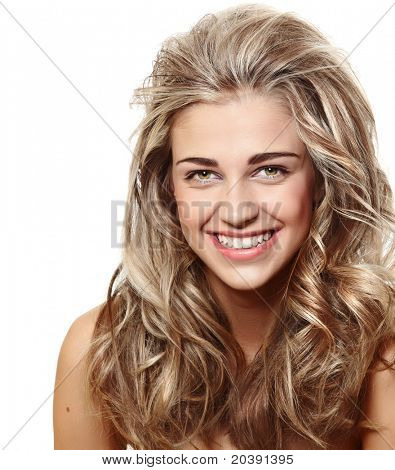 krásné přírodní make-up žena s blond dlouhé vlasy v kudrnatý účes, úsměv na kameru o izolované