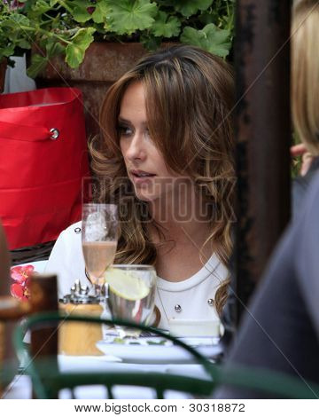 LOS ANGELES - FEB 21: Jennifer Love Hewitt frokost at fejre hendes fødselsdag på Ivy Restur