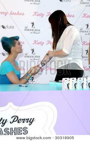 LOS ANGELES - FEB 22: Katy Perry festeggia il lancio di 