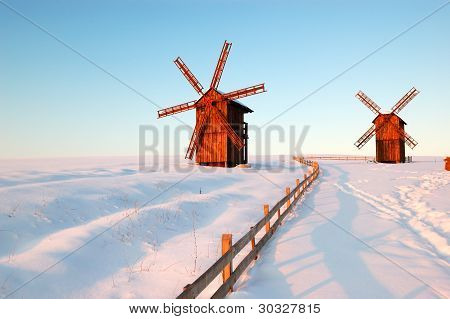 Staré dřevěné mlýny při západu slunce, Cherkasi Region, obec Vodyaniki, Ukrajina
