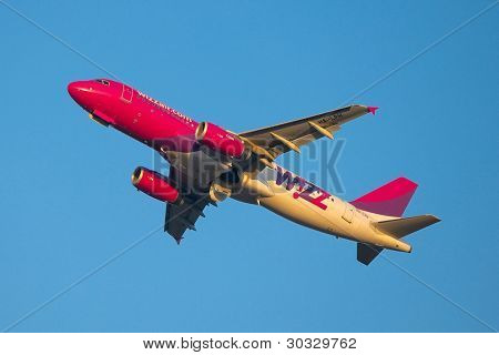 BUDAPEST, Ungarn - APRIL 11: Wizzair flyvningen afgår fra Budapest (LHBP), April 11, 2011 i Budap