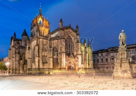St Giles' Cathedral at Royal Mile Edinburgh old town Cityscape at sunset dusk, Edinburgh, Scotland UK