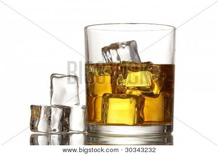 verre de whisky et de la glace isolé on white