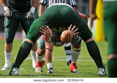 อินส์บรุค ออสเตรีย - 10 กรกฎาคม: OL Ben Gregson (#68 ออสเตรเลีย) จัดชิดลูกบอลในฟุตบอลโลก Ch