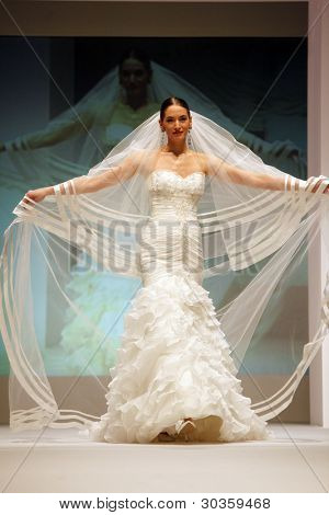 Záhřeb, Chorvatsko - 19. února: Fashion model nosí svatební šaty vyrobené od Vesna Sposa na 