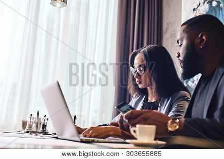 Always Do Your Best. Dont Stop Just Because Someone Doesnt Give You Credit. Two Colleagues Having Lu