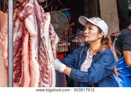 Bangkok, Thailand - March 11th 2017: Woman Hanging Meat On Khlong Toei Market, This Is The Largest W
