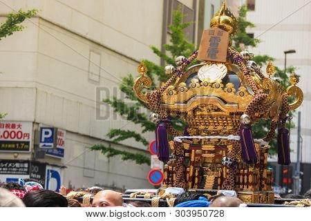 2017 05 28. Shinjuku Tokyo Japan. People Are Carrying A Portable Shrine On Their Shoulders And Walki