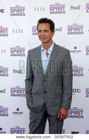 LOS ANGELES - 25 de fevereiro: Benjamin Bratt chega em 2012 filme Independent Spirit Awards na praia