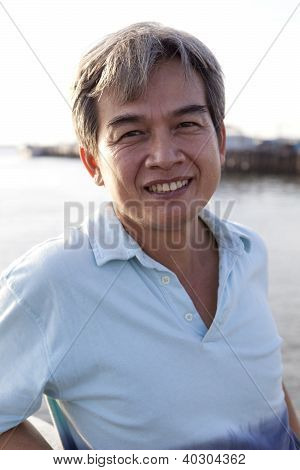 ปี 49 ของคนเอเชียสุขภาพกุมภาพันธ์หน้ากับกล้อง