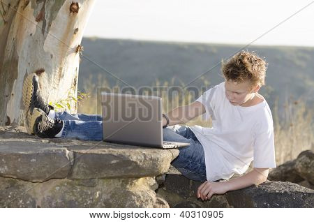 Guy werkt op een Laptop