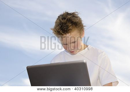 Man met laptop tegen hemelachtergrond