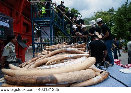 Bangkok ,thailand-august 26 , 2015 : Government Officials An Unknown Man Is Destroying The Seized Iv