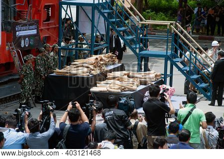 Bangkok ,thailand-august 26 , 2015 : Government Officials An Unknown Man Is Destroying The Seized Iv