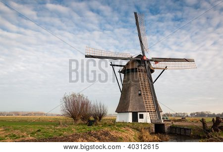 วินด์มิลล์ประวัติศาสตร์ใน Polder ดัตช์