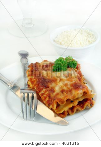 Lasagne met een mes en vork