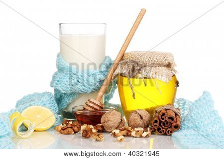 Gesunde Zutaten für die Stärkung der Immunität auf warmen Schal, isolated on white