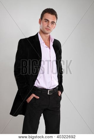 Moda uomo in nero giacca rosa e nero, ritratto di moda sexy ragazzo guardando la telecamera, isolato