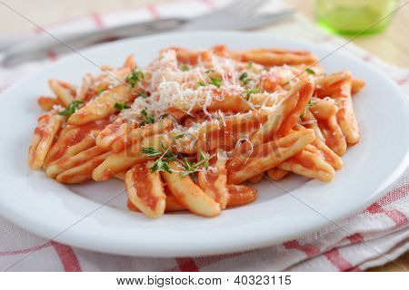 Capunti เก็ตซอสมะเขือเทศและชีส